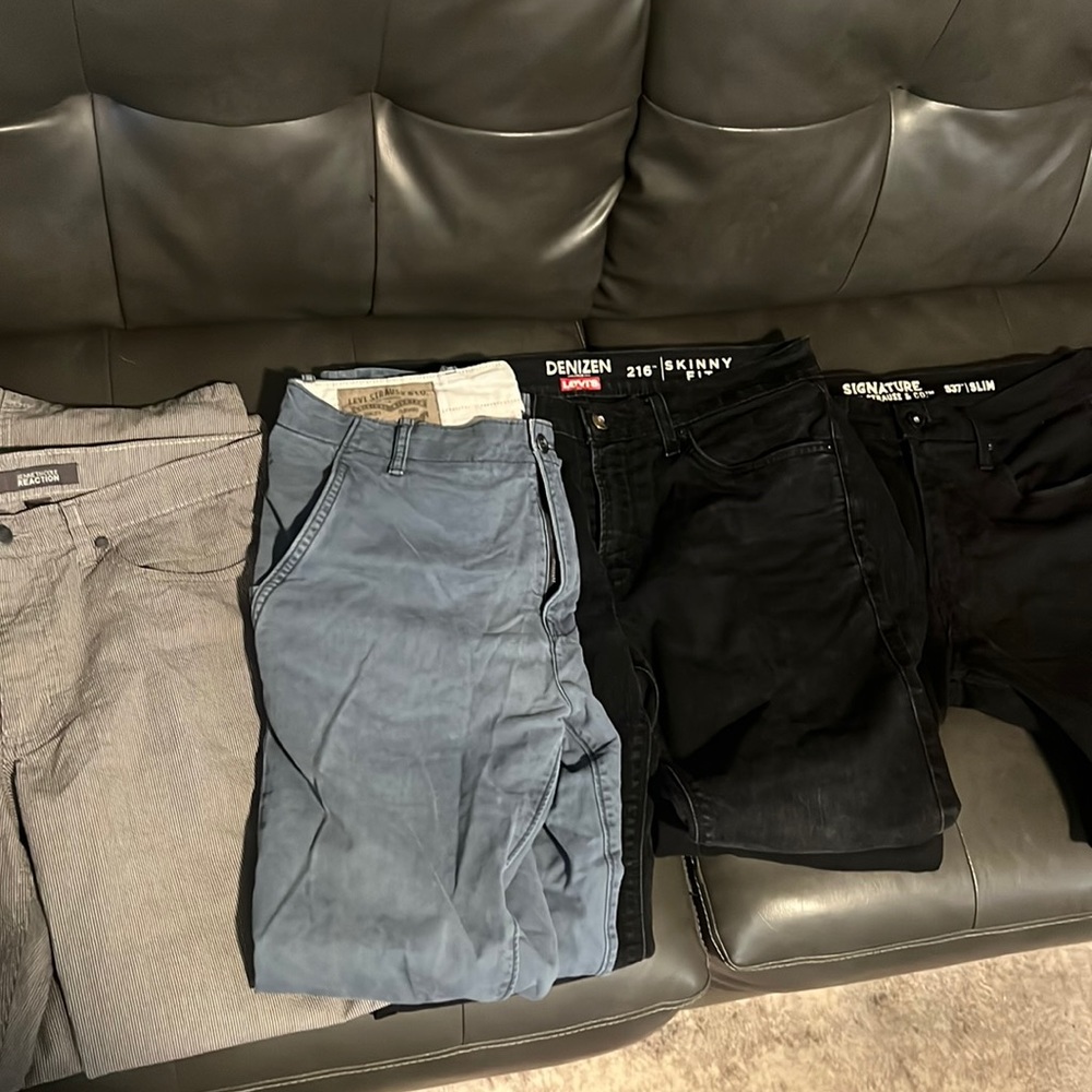 Lot of 4 jeans/pants 3 of them Levi’s 32/30